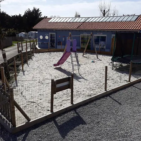 Camping Du Vieux Ch\u00e2teau 3* Saint-Michel-Chef-Chef