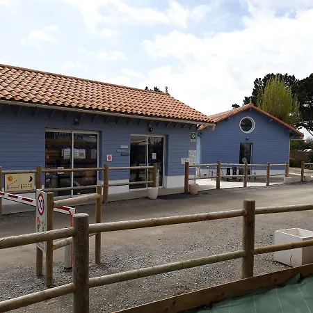 Camping Du Vieux Ch\u00e2teau Camping Saint-Michel-Chef-Chef