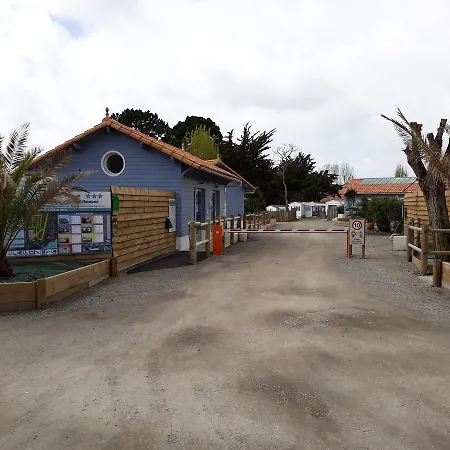 Camping Du Vieux Ch\u00e2teau Camping Saint-Michel-Chef-Chef