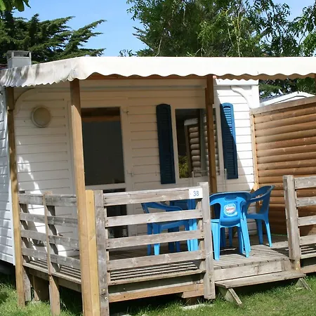 Camping Camping Du Vieux Ch\u00e2teau Saint-Michel-Chef-Chef